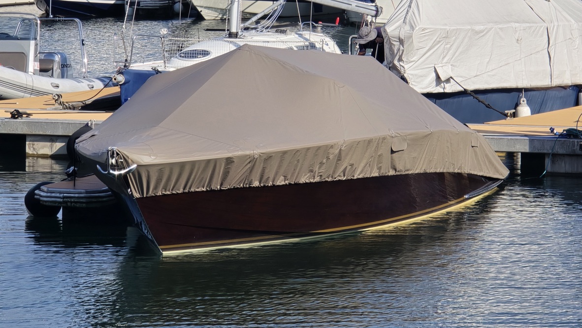 Arbeit der Bootssattlerei epico.ch SA: Persenninge, Bootsverdecke, Bimini und Polster nach Mass am Lago Maggiore