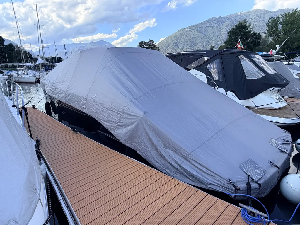Arbeit der Bootssattlerei epico.ch SA: Persenninge, Bootsverdecke, Bimini und Polster nach Mass am Lago Maggiore