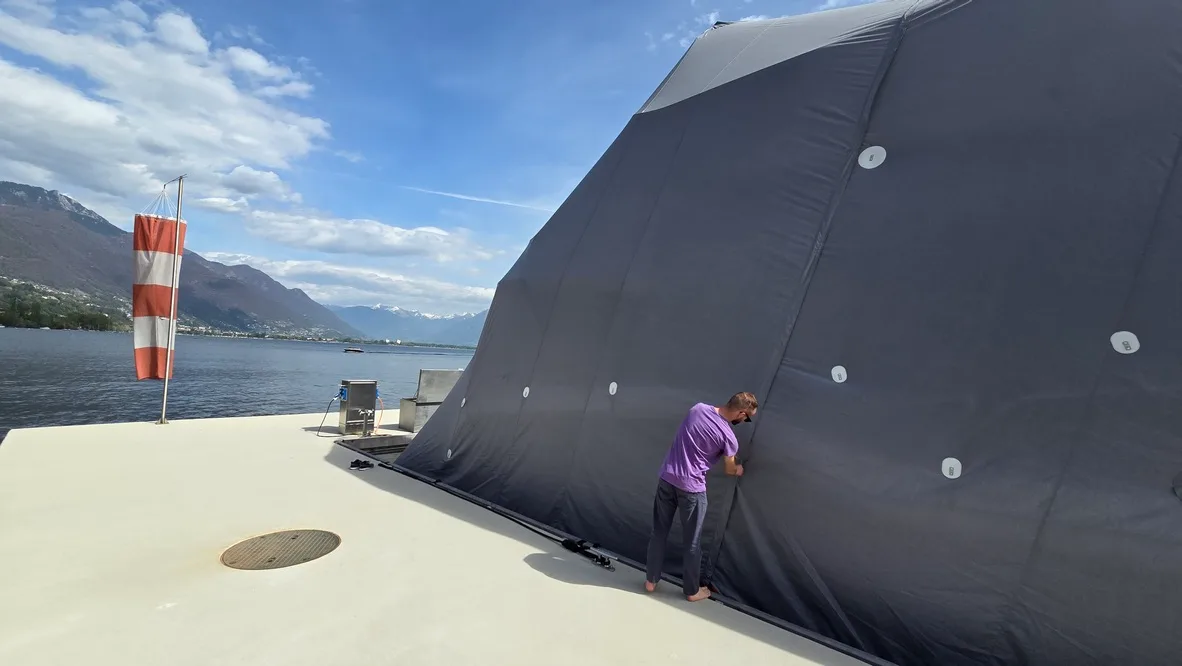 Arbeit der Bootssattlerei epico.ch SA: Persenninge, Bootsverdecke, Bimini und Polster nach Mass am Lago Maggiore